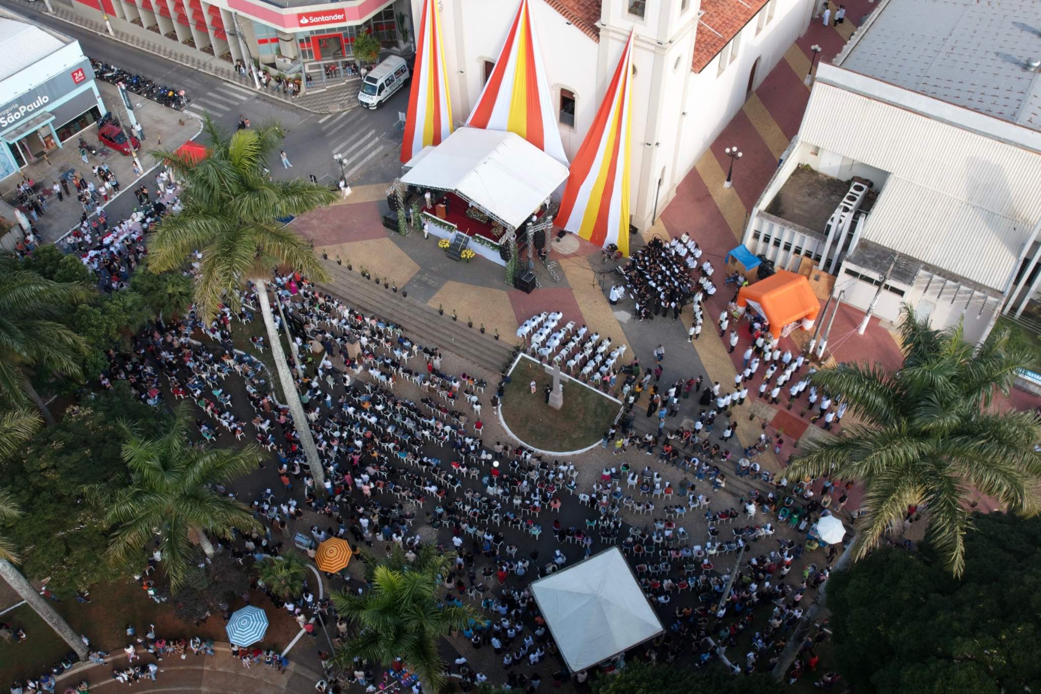 Itapeva celebra Corpus Christi com união histórica das paróquias e momento de fé no Centro