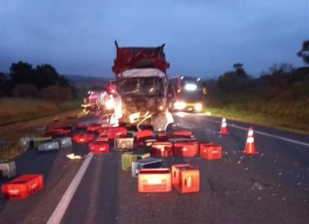 Motorista de caminhão fica ferido após colisão traseira em rodovia de Itaberá
