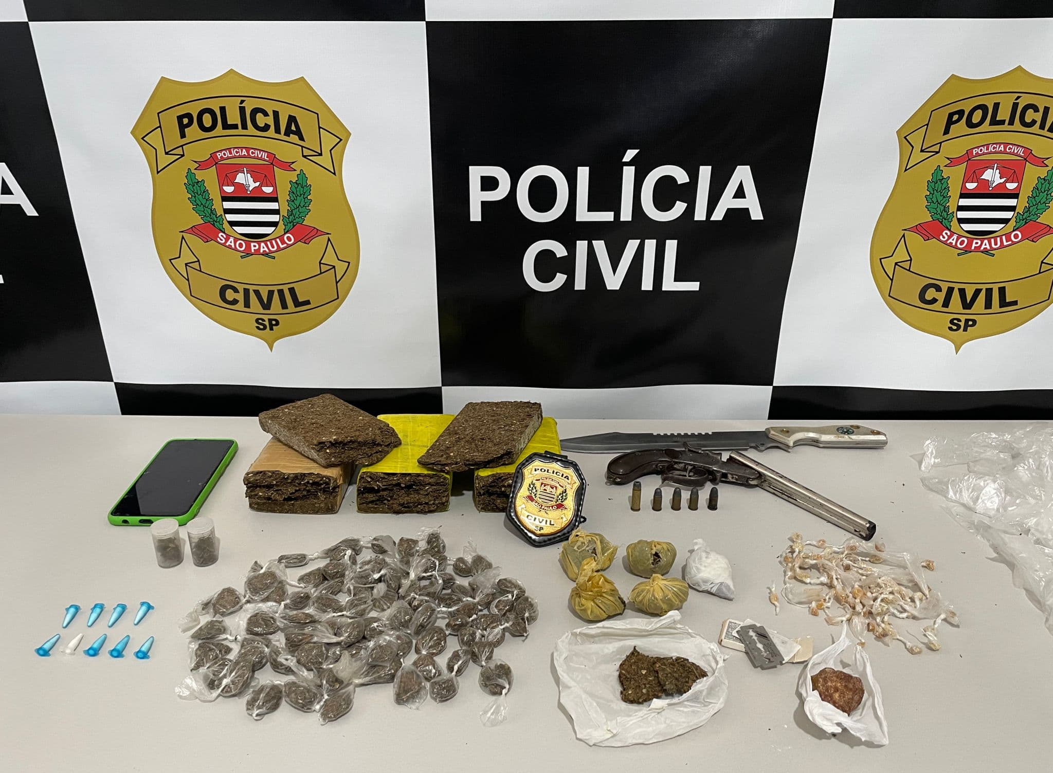 Operação policial em Itaberá prende três homens por roubo, tráfico de drogas e posse ilegal de armas e munições