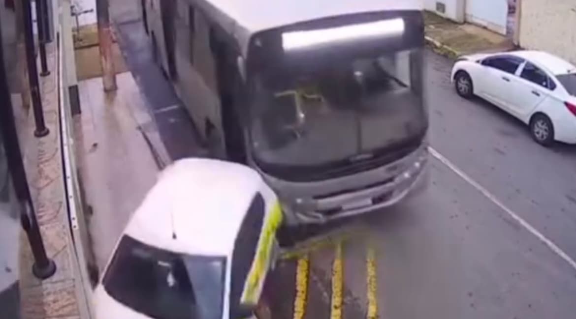 Motorista de ônibus embriagado colide com carro de autoescola em Capão Bonito