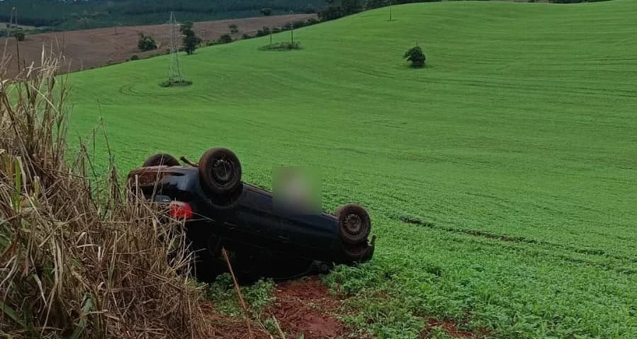 Carro desliza em curva e despenca em barranco: mãe e filho escapam por milagre!