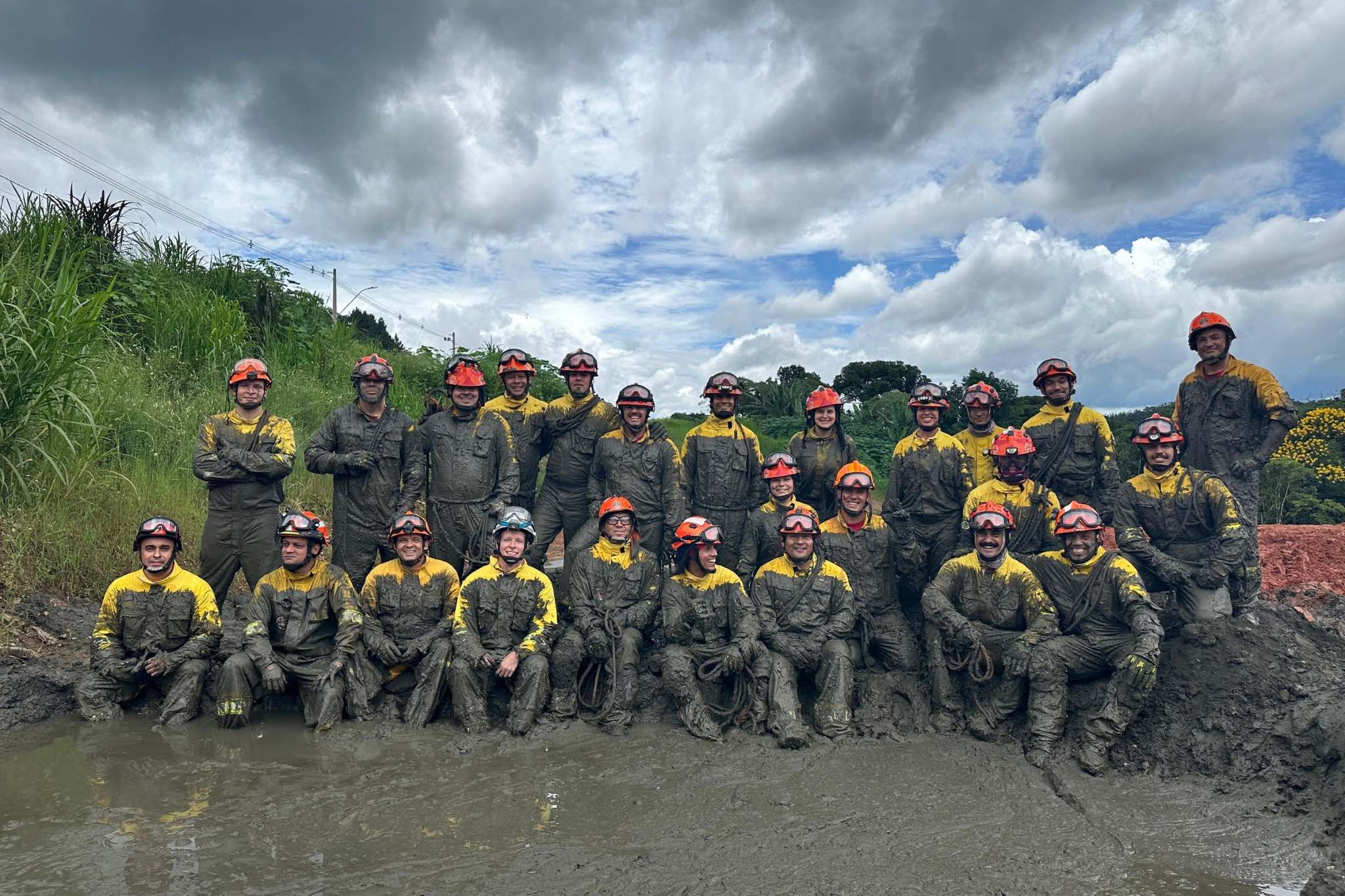 Corpo de Bombeiros realiza treinamento para resgate em soterramentos na região de Apiaí