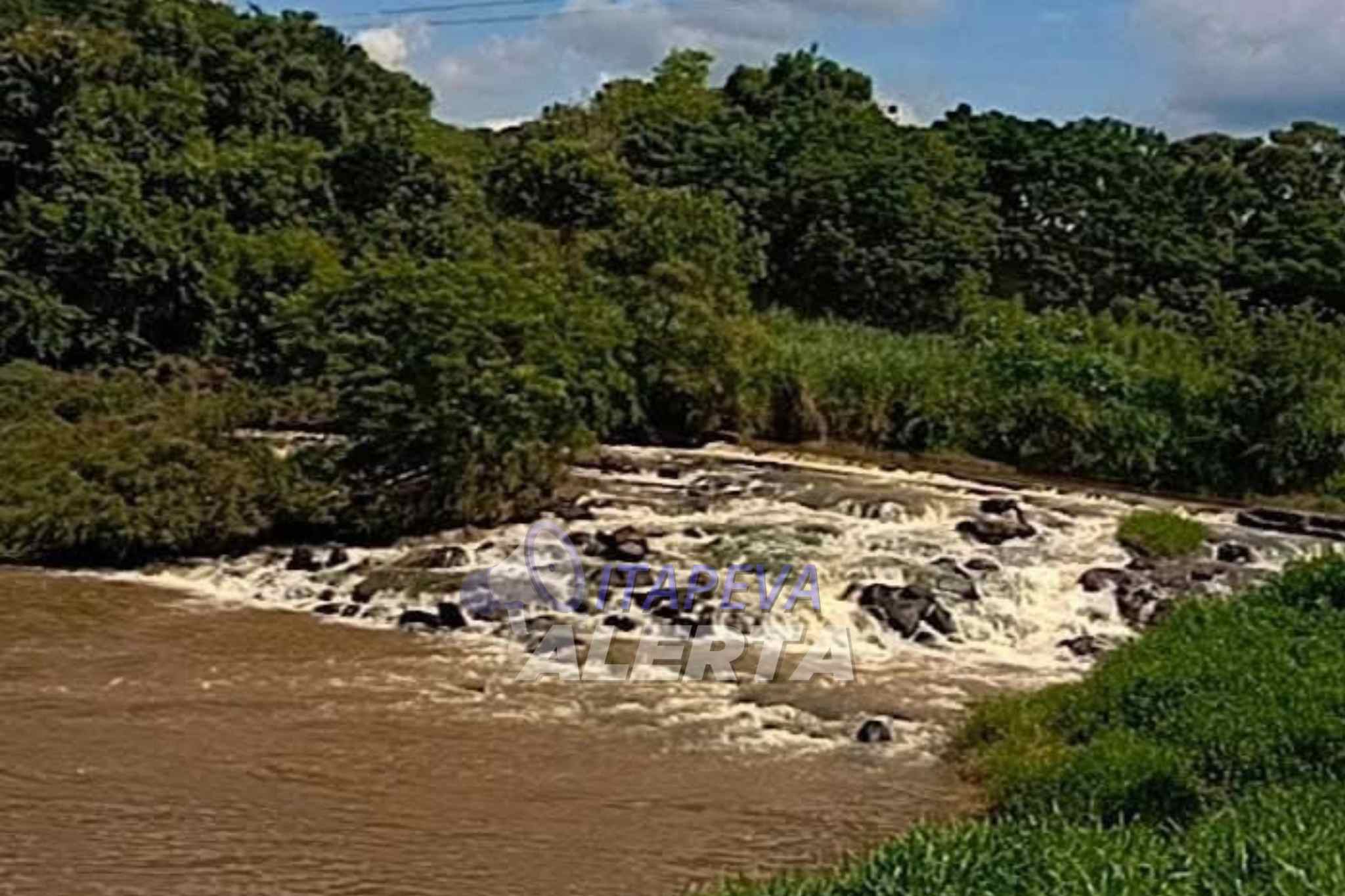 Na tarde deste domingo (16), um homem desapareceu após se afogar no Rio Verde, na Prainha do Salto, em Itaberá (SP).