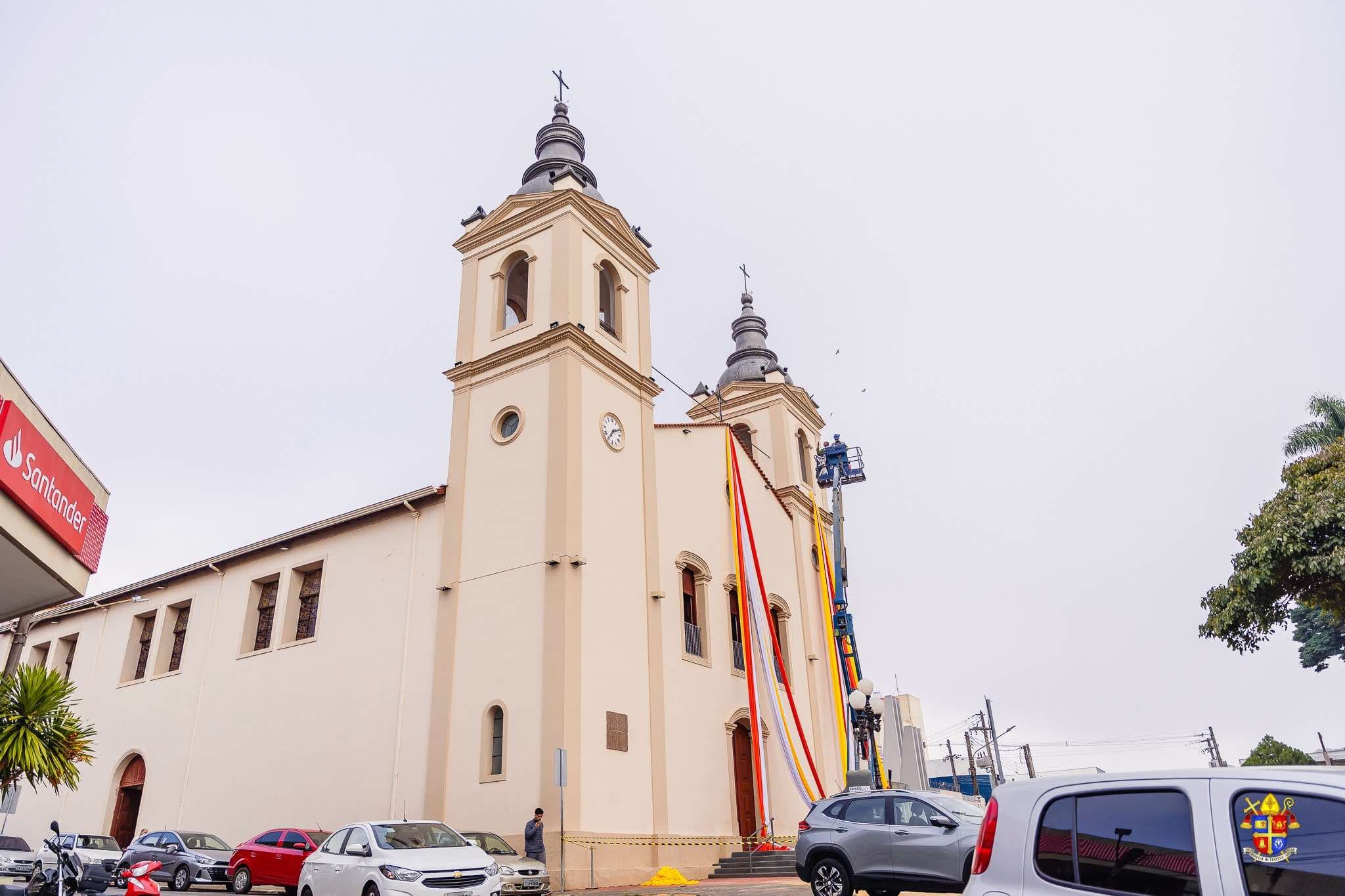 Itapeva celebra Corpus Christi com missa campal e procissão no Centro