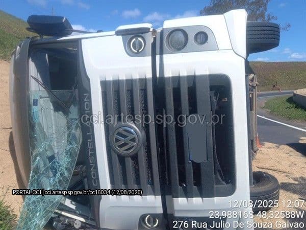 Carreta carregada com pó de serra tomba em alça de retorno na SP-127 em Capão Bonito e provoca interdição por mais de 10 horas
