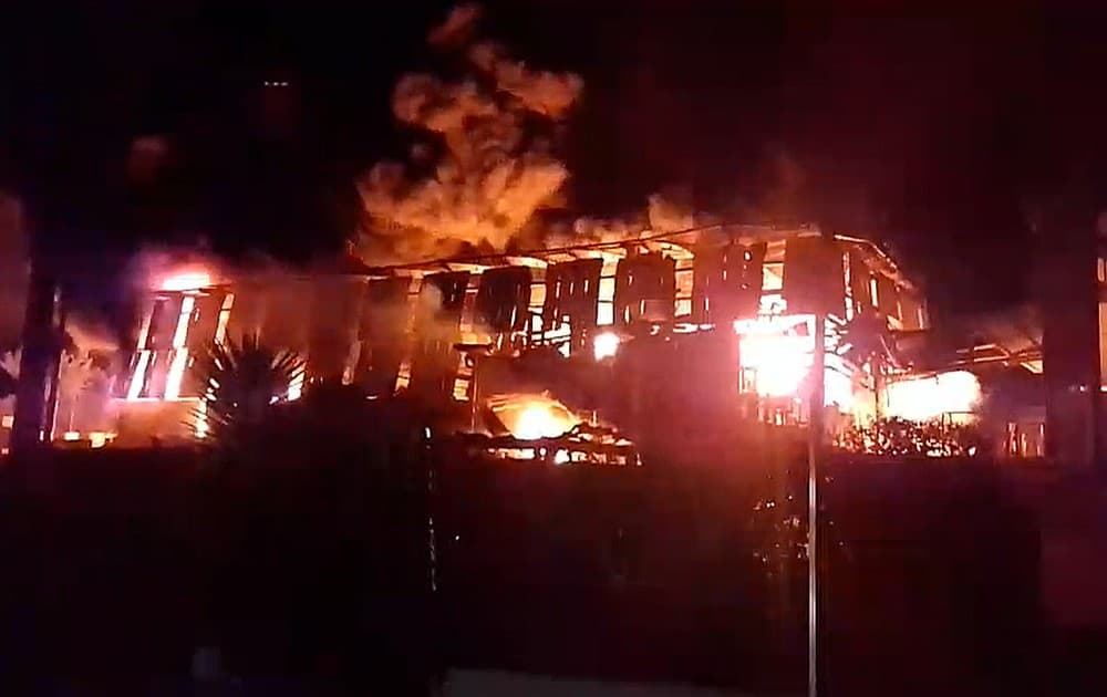 Incêndio de grandes proporções atinge fábrica de pinus e resina em Buri/SP e mobiliza Bombeiros de cinco cidades