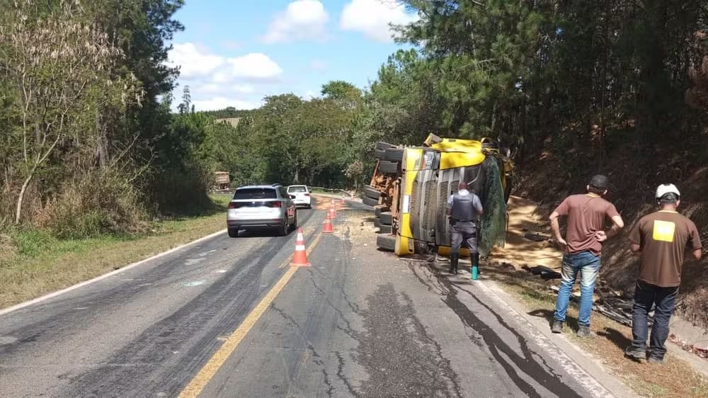 Motorista fica preso às ferragens após carreta tombar em rodovia de Buri