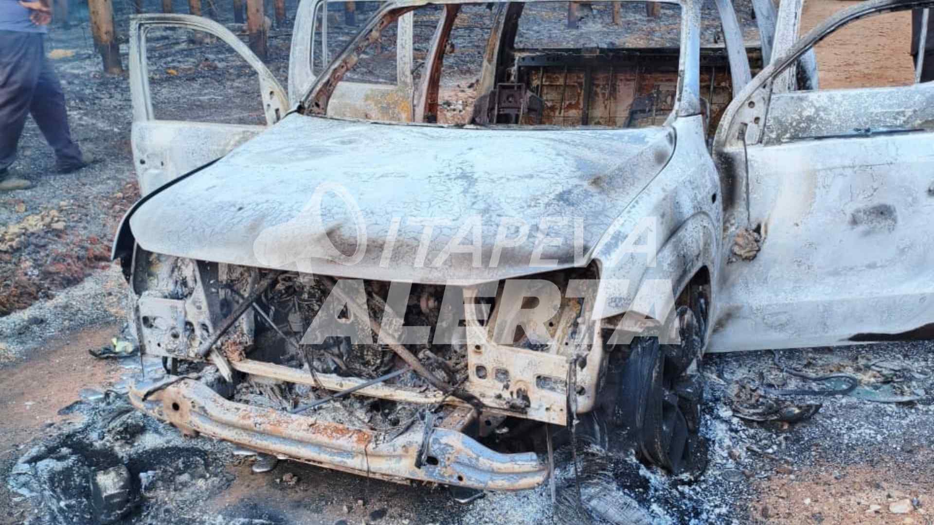 Caminhonete pega fogo e é destruída pelas chamas próximo à Agrovila