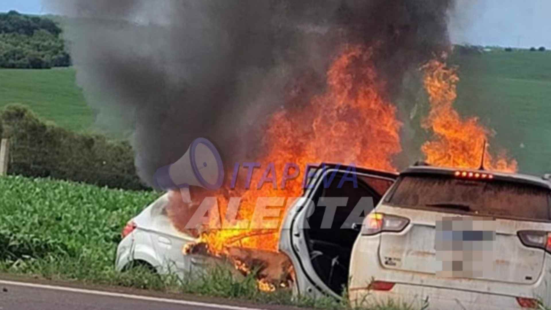 Colisão frontal na SP-249 provoca incêndio em veículos e deixa três mulheres feridas