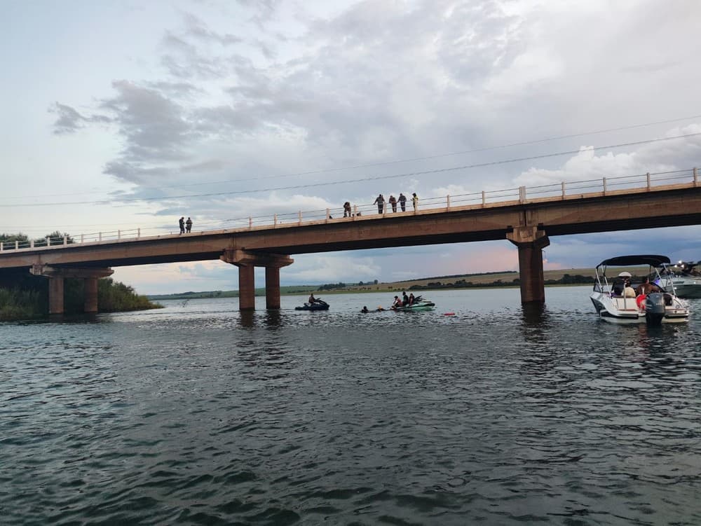 Motorista morre após carro cair em rio entre Itaí e Paranapanema