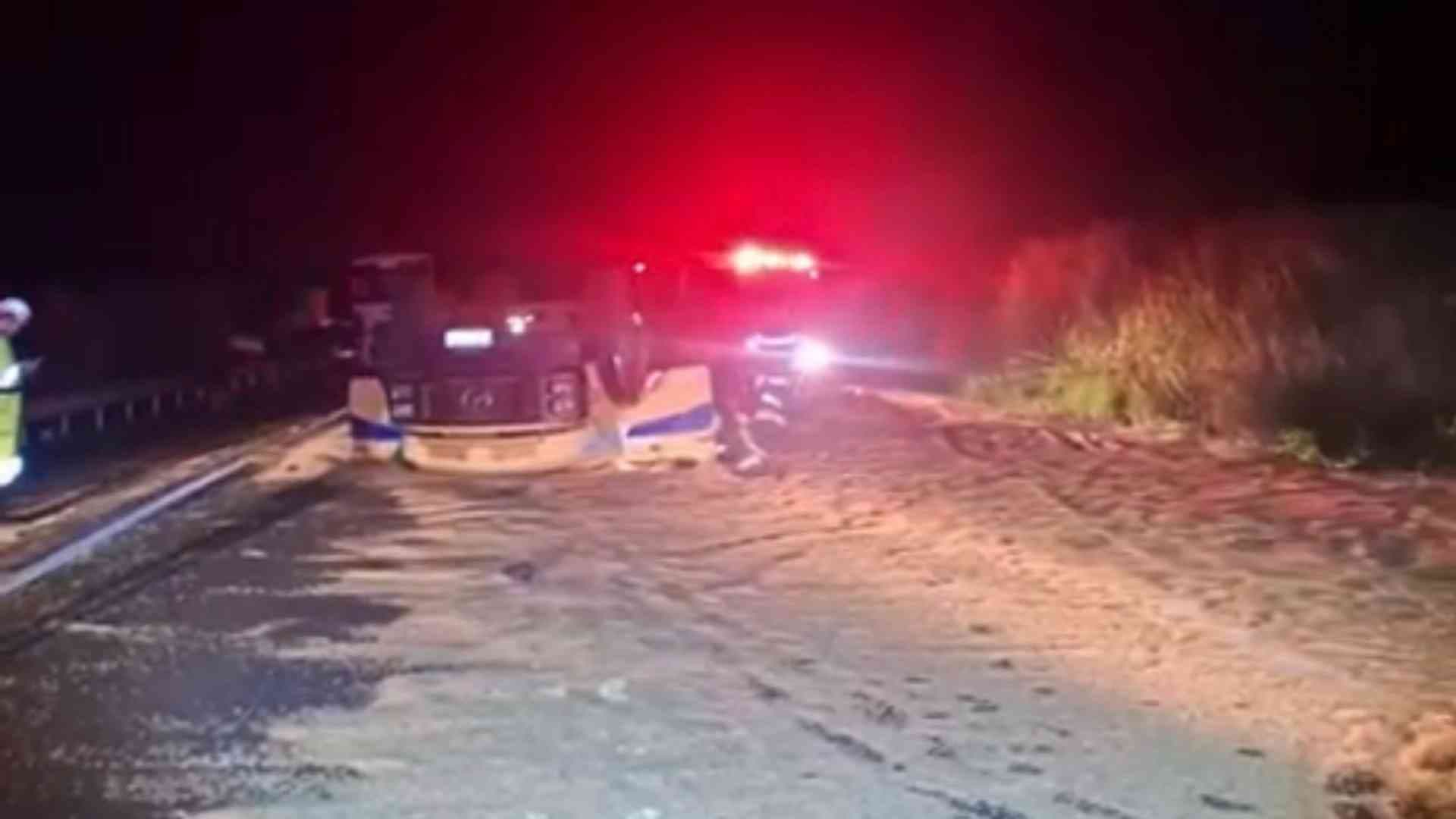 Caminhão capota após tentar desviar de pedestre e acidente termina com uma vítima fatal entre Taquarituba e Itaí