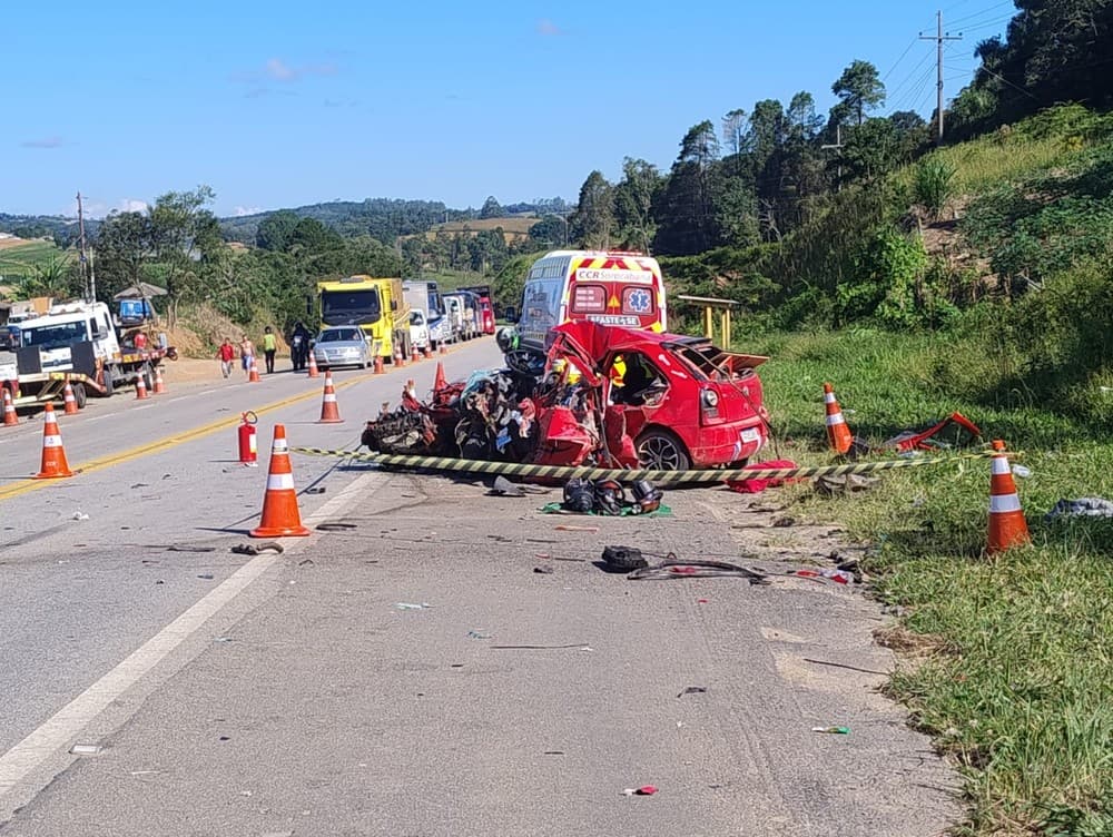 Tragédia na SP-79: uma pessoa morre e duas ficam em estado grave após colisão entre veículos
