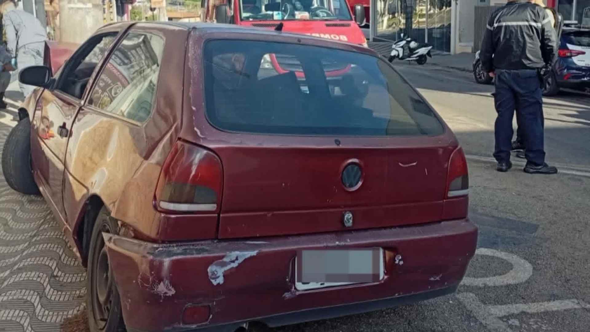 Motorista bate em poste, admite consumo de álcool e é levado à delegacia em Itapeva
