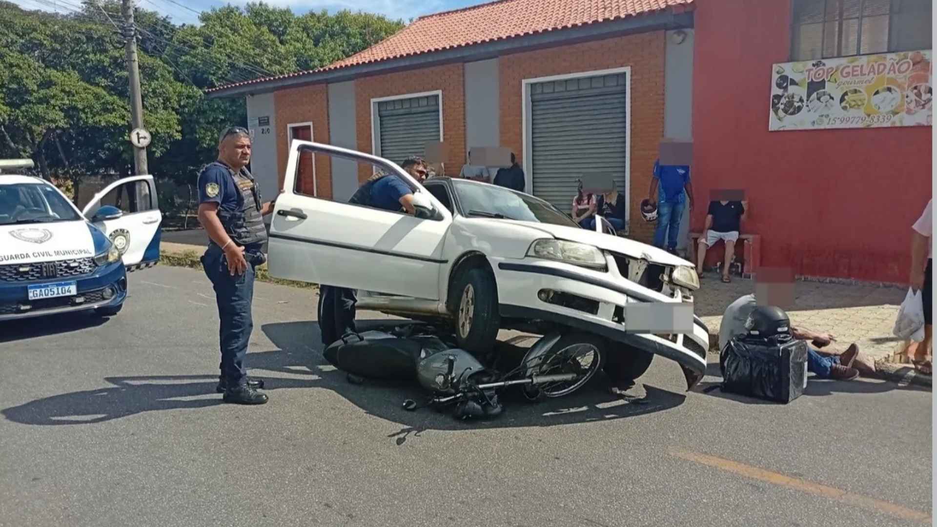 Acidente entre carro e motocicleta mobiliza equipes de resgate em Itapeva