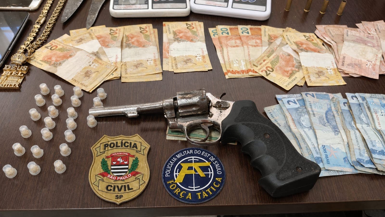 Operação policial desmonta ponto de tráfico e prende três pessoas em Capão Bonito