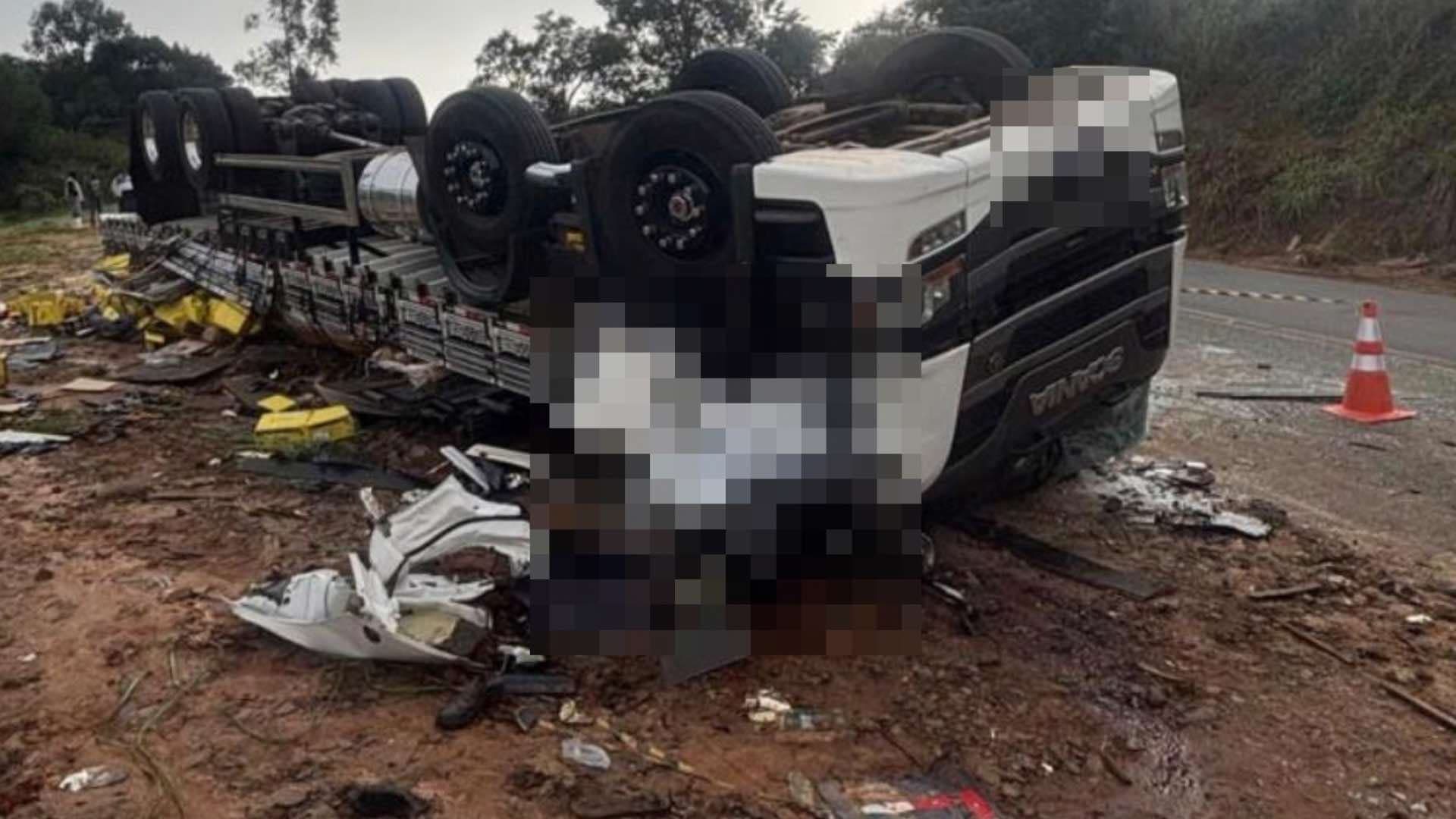 Motorista morre após carreta tombar em rodovia vicinal entre Itaporanga e Santana do Itararé