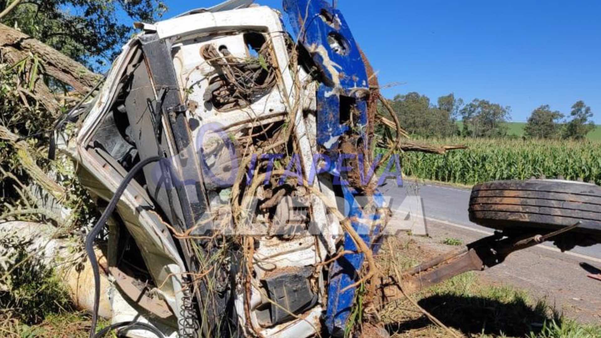 Caminhão carregado com concreto tomba na SP-249 entre Coronel Macedo e Itaberá