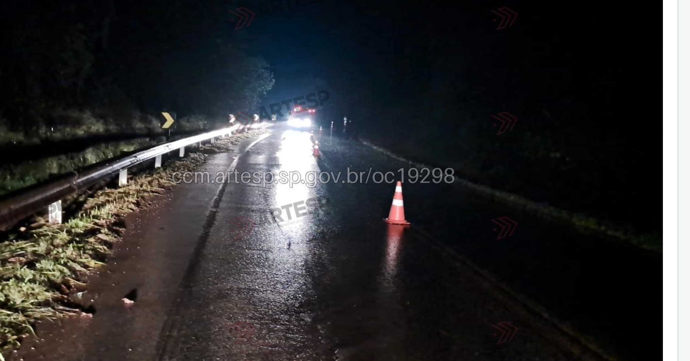 Caminhonete bate contra defensa metálica na SP-189 em Buri