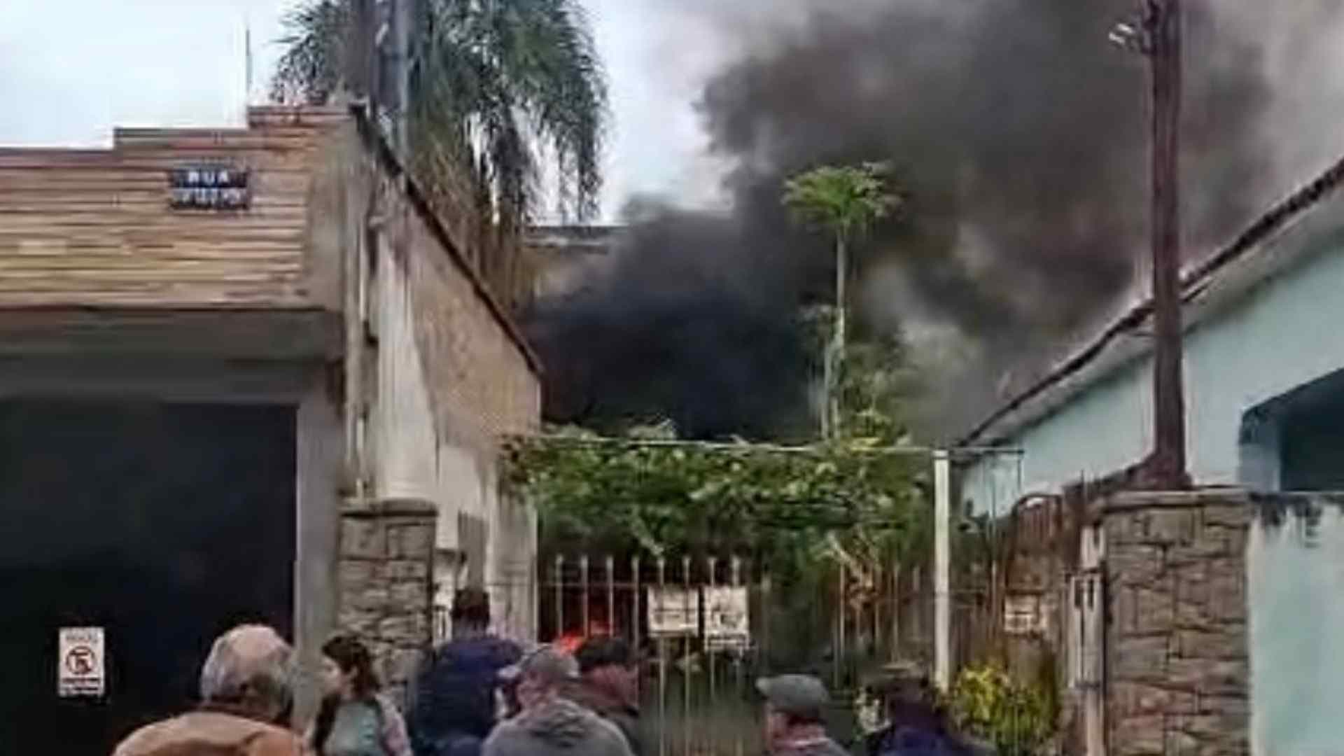 Incêndio mobiliza Corpo de Bombeiros próximo à Santa Casa em Itapeva