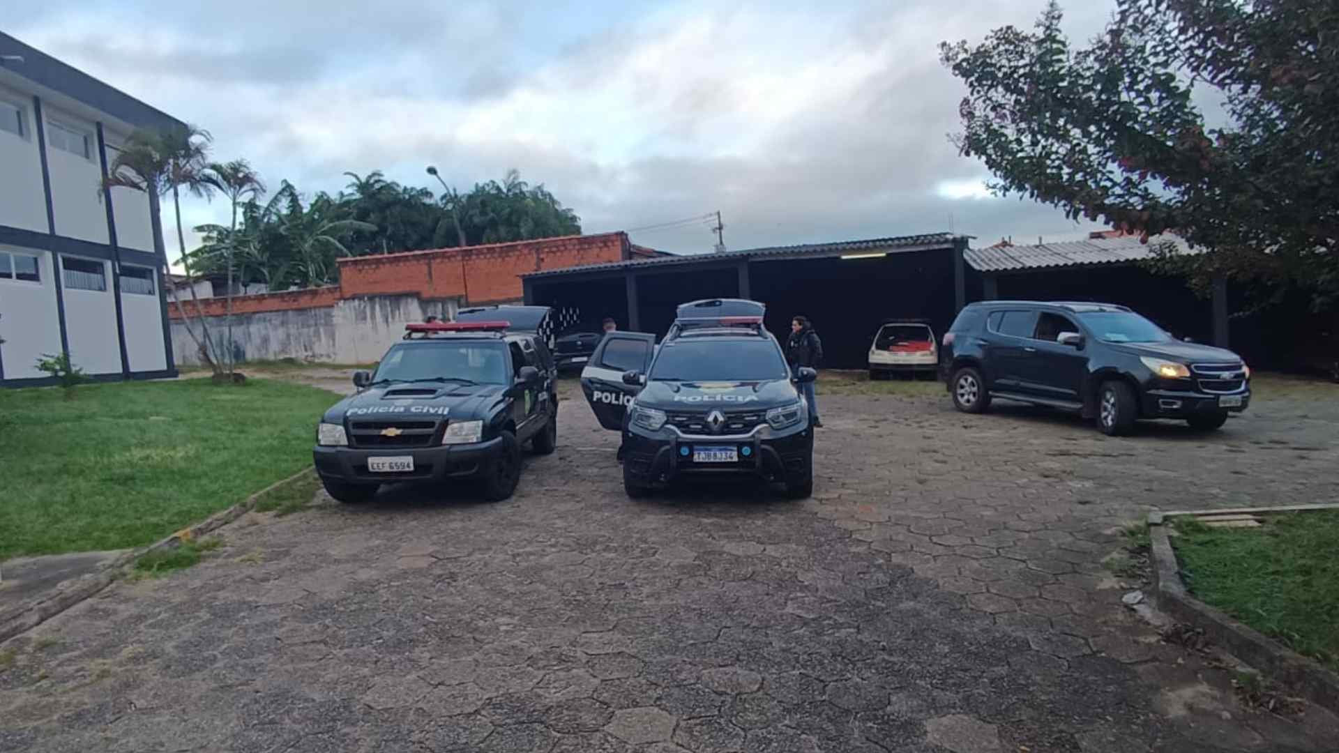Polícia Civil realiza operação e prende suspeitos de homicídio; drogas e arma são apreendidas