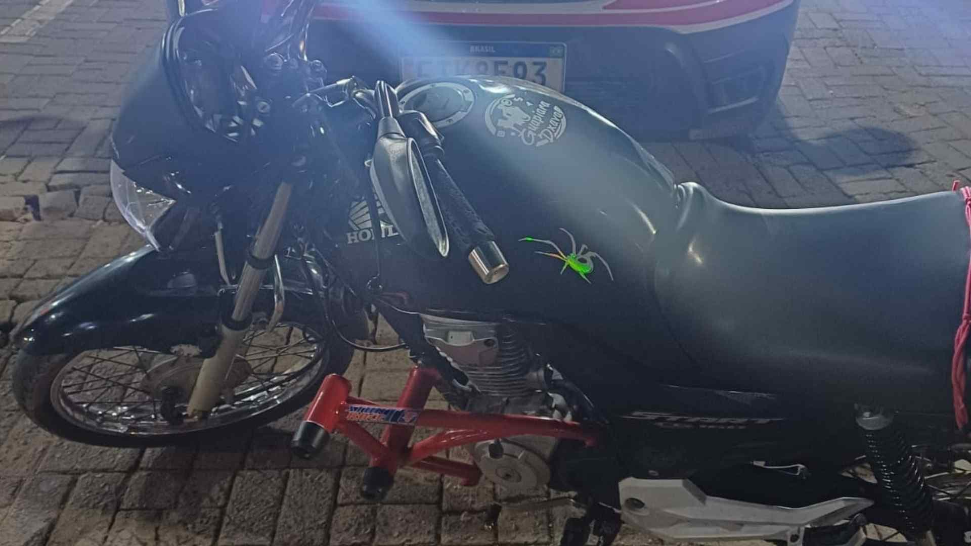 Homem é preso com motocicleta furtada após perseguição policial em Ribeirão Branco