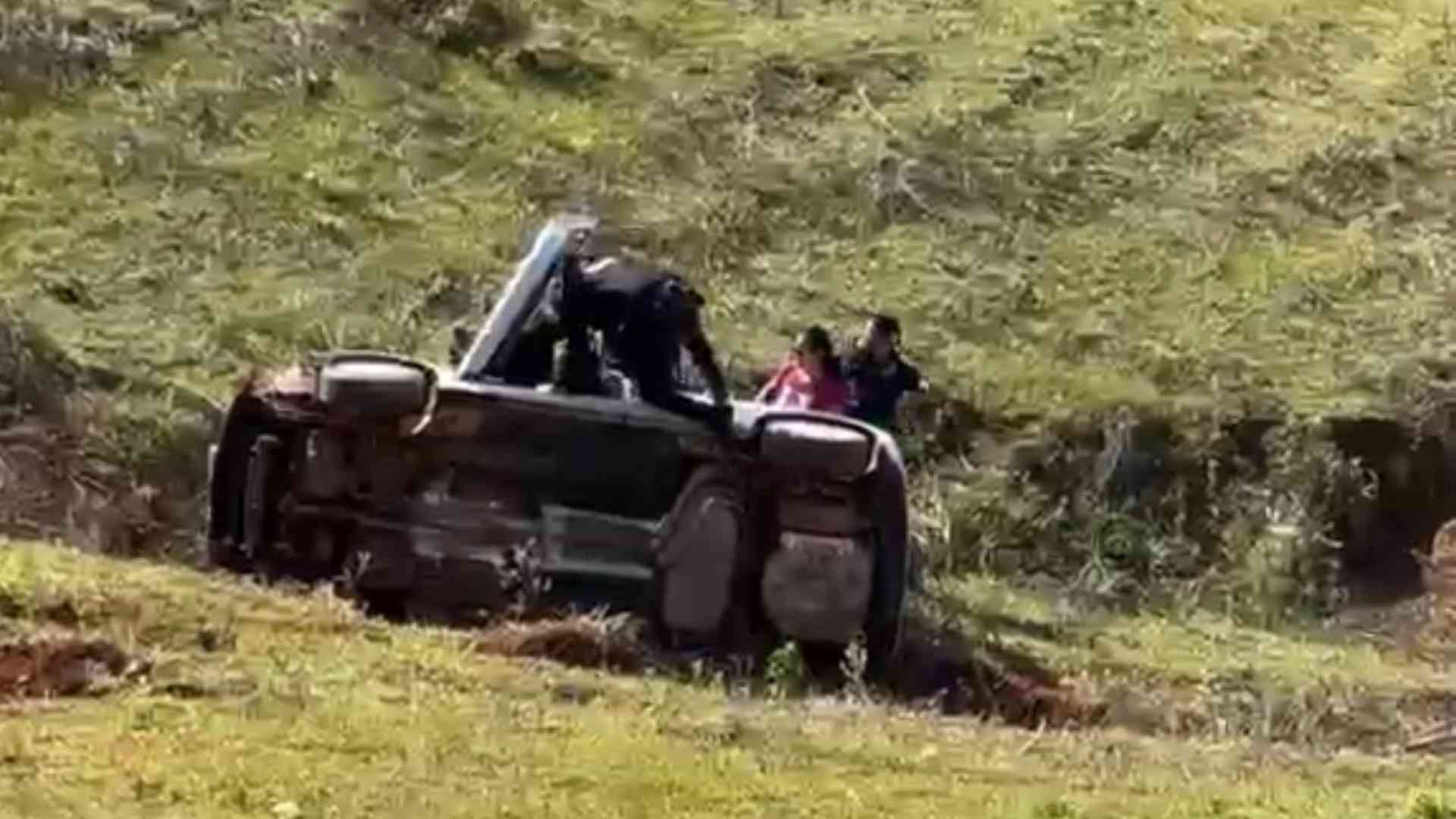 Motorista fica ferida após capotamento em ribanceira no bairro São Roque