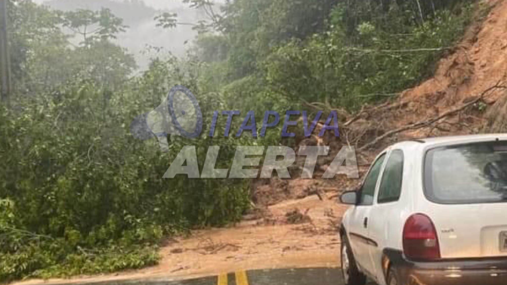 Deslizamentos de terra em Ribeira e ponte interditada