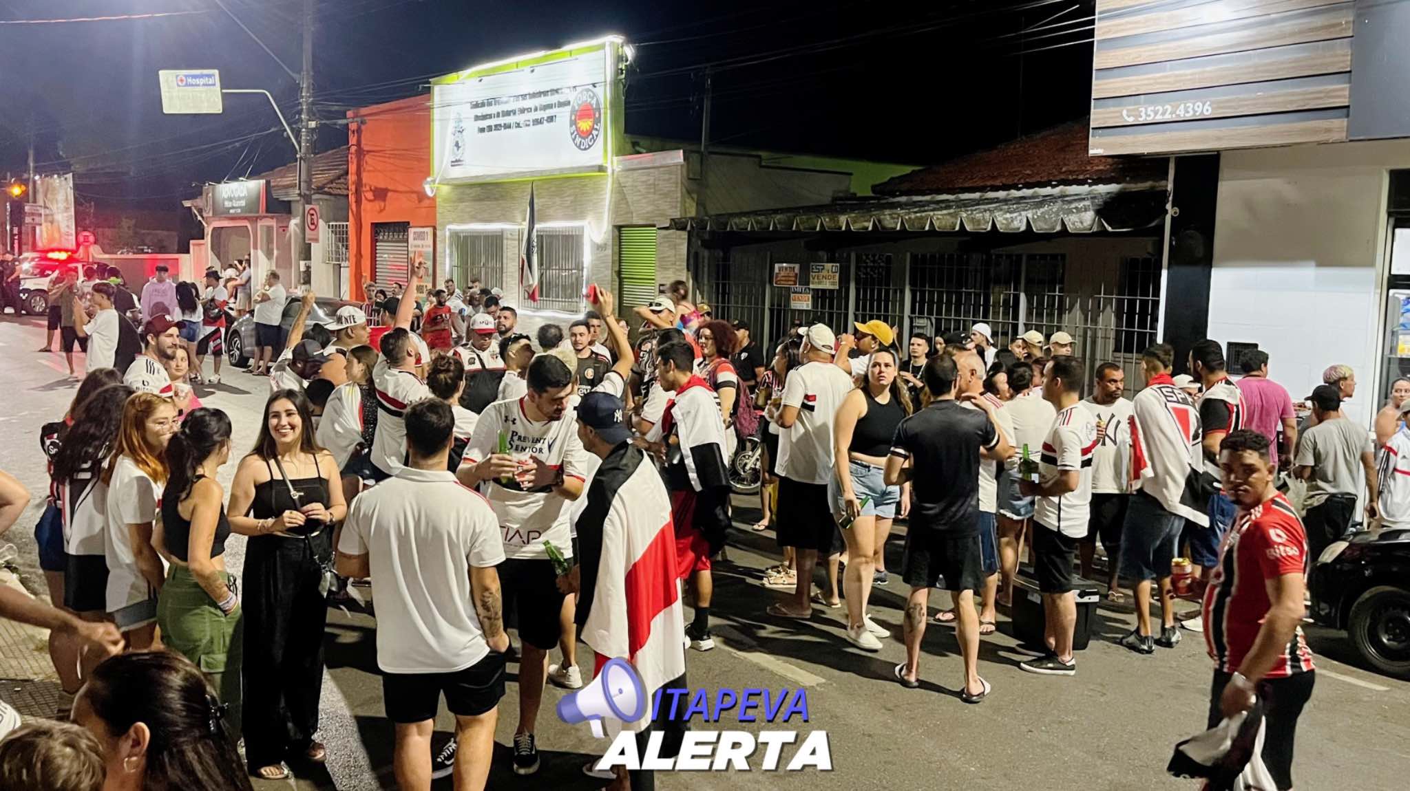 Torcedores do São Paulo comemoram a vitória do time na Avenida Acácio Piedade em Itapeva/SP